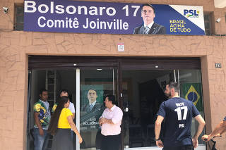 Apoiadores no comitê local do candidato do PSL em Joinville (SC)
