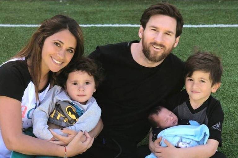 Lionel Messi com a mulher, Antonella Rocuzzo, e os filhos, Thiago com Ciro no colo, e Mateo