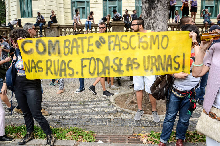 Mulheres realizam protesto contra o candidato Jair Bolsonaro (PSL) na Cinelândia, centro do Rio, em 29 de setembro