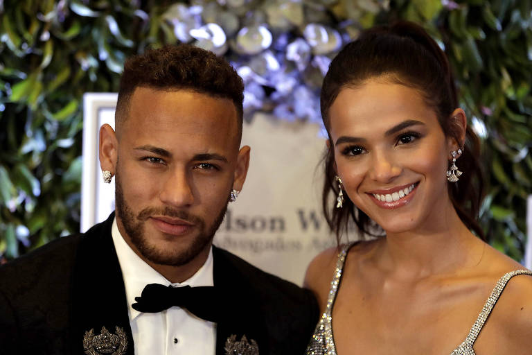 Neymar e Bruna Marquezine, durante leilão beneficente realizado pelo Instituto que leva o nome do jogador