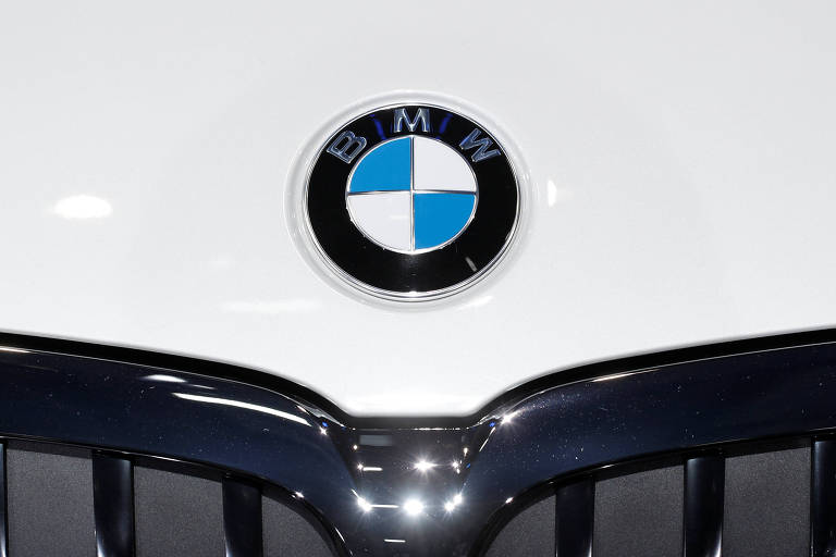 Símbolo da BMW em automóvel branco da marca