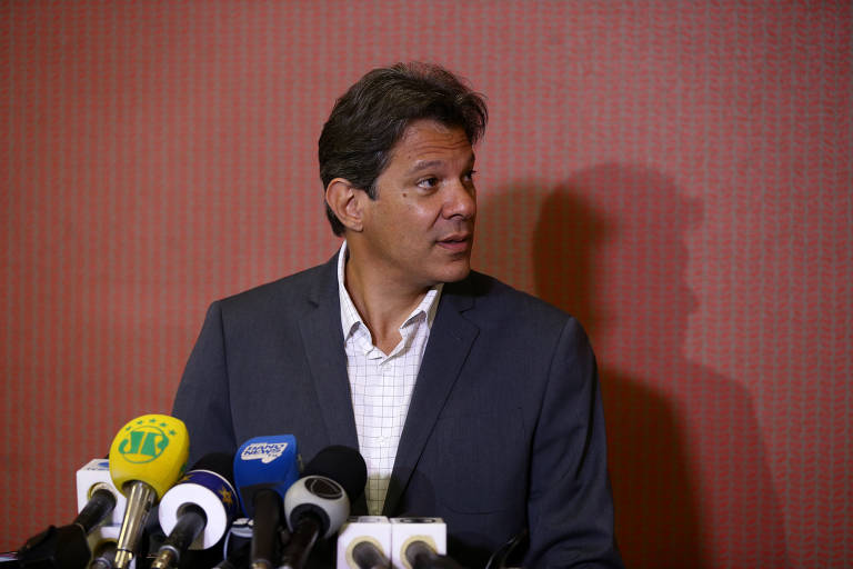 Fernando Haddad durante coletiva de imprensa após encontro na CNBB (Conferência Nacional dos Bispos do Brasil), em Brasília