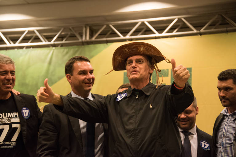 Jair Bolsonaro veste chapéu característico do nordeste durante entrevista coletiva concedida no hotel Windsor, no Rio de Janeiro