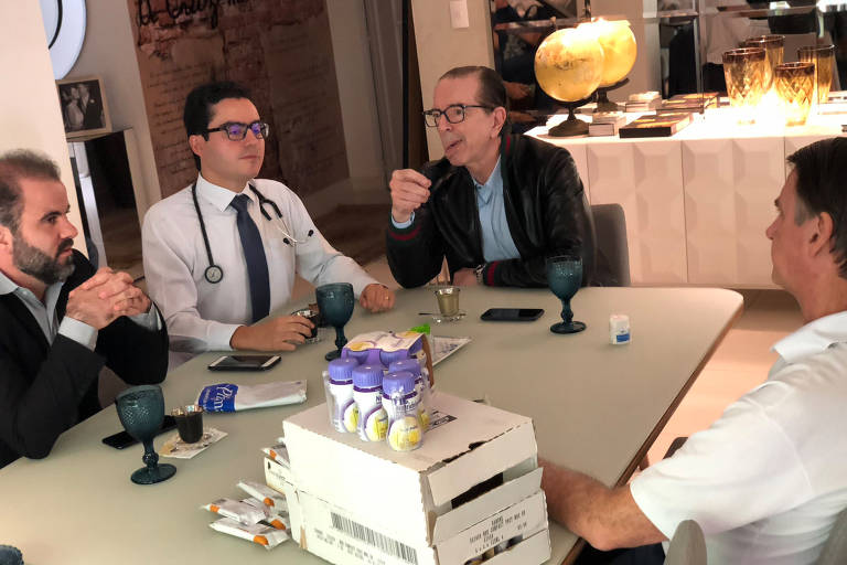 Jair Bolsonaro durante avaliação médica em sua casa, no Rio de Janeiro, no dia 10..out. A equipe é liderada pelo clínico cardiologista Leandro Echenique