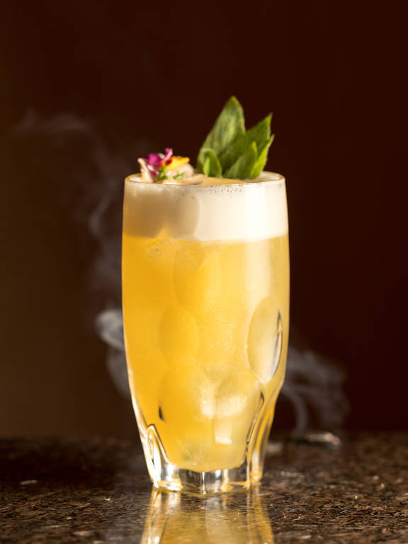 Drinque Zillis' Cocktail, com base de cachaça envelhecida e decorado com flores