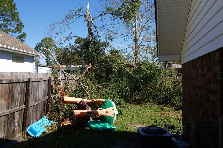 Brasileiros que vivem na Flórida têm casas danificadas por furacão