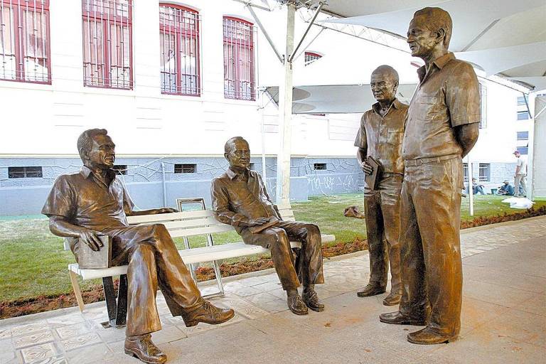 As estátuas dos escritores Fernando Sabino (1923-2004), Otto Lara Resende (1922-1992), Paulo Mendes Campos (1922-1991) e do também psicanalista Hélio Pellegrino (1924-1988), inauguradas em 2015