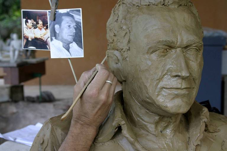 Leo Santana em processo de produção da escultura de Fernando Sabino, em Belo Horizonte