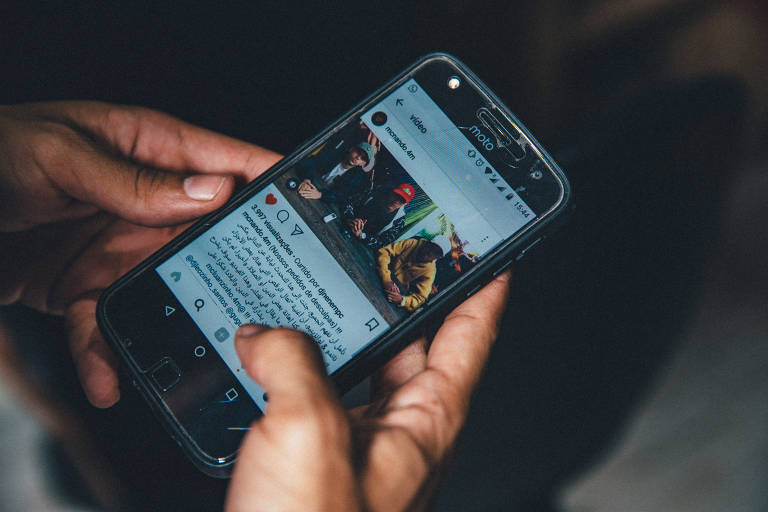 Corrente no WhastApp afirmava que usar o celular no escuro pode causar câncer. Segundo o Ministério da Saúde, o texto está repleto de informações equivocadas e sem comprovação científica. Não existem estudos científicos mostrando que o uso do celular, seja a noite ou durante o dia provoque maculopatia (que o texto erroneamente classifica como câncer no olho), catarata, olho seco, degeneração macular ou perda de visão