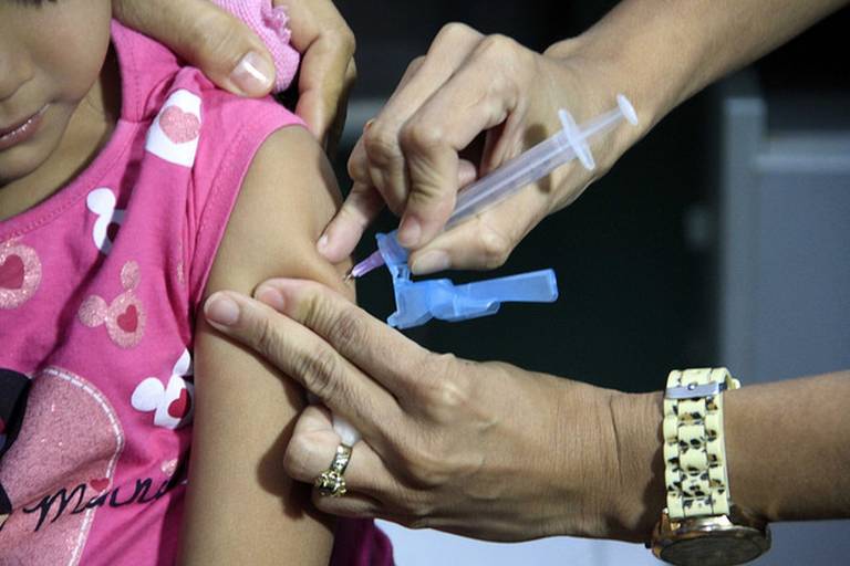Criança recebe vacina no braço