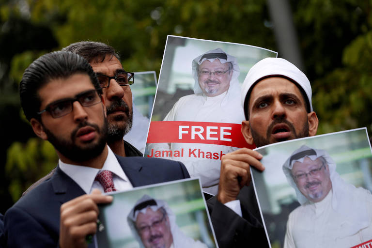 Ativistas e amigos do jornalista saudita Jamal Khashoggi protestam em frente ao Consulado da Arábia Saudita em Istambul