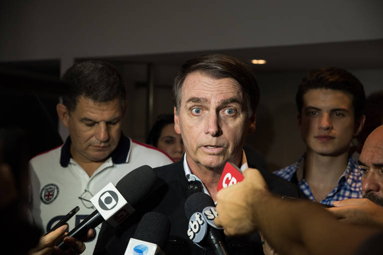 O candidato à presidência Jair Bolsonaro (PSL) concedeu entrevista a jornalistas após gravação de programa eleitoral no Jardim Botânico, Rio de Janeiro