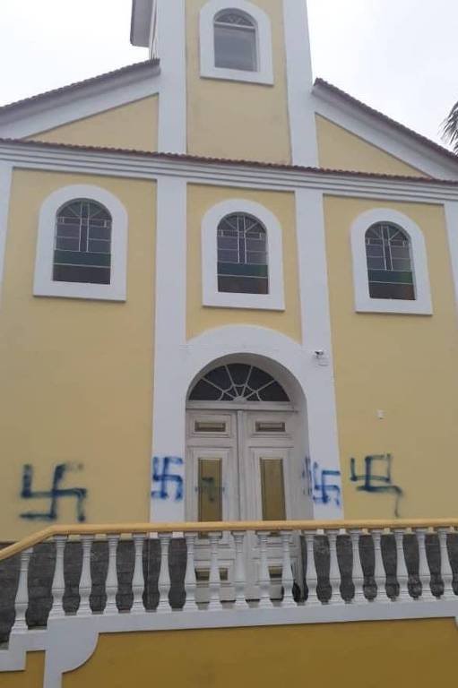 Capela em Lumiar, distrito de Nova Friburgo, região Serrana do Rio de Janeiro, pichada com quatro suásticas nazistas