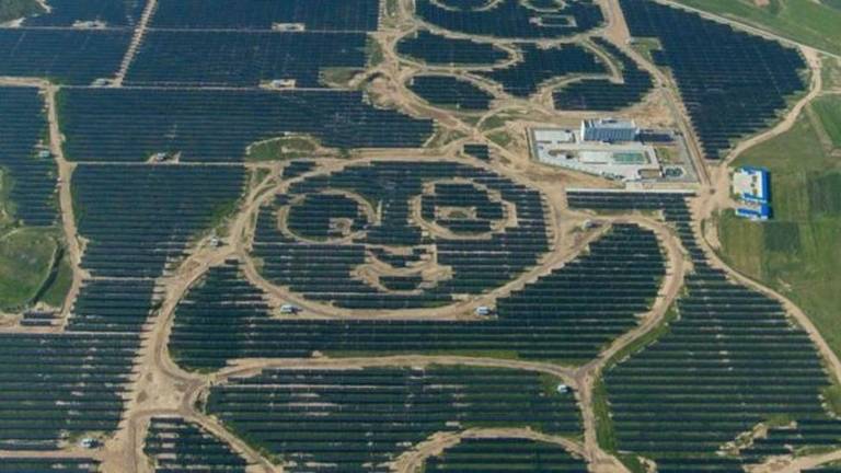 Painéis solares formam panda gigante avistado do alto