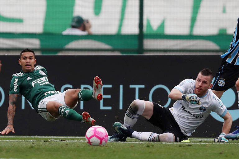 Dudu fica no chão após dividida com o goleiro do Grêmio no Pacaembu