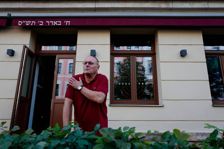 Uwe Dziuballa na frente de seu restaurante Schalom em Chemnitz logo após o local ser atacado em agosto 