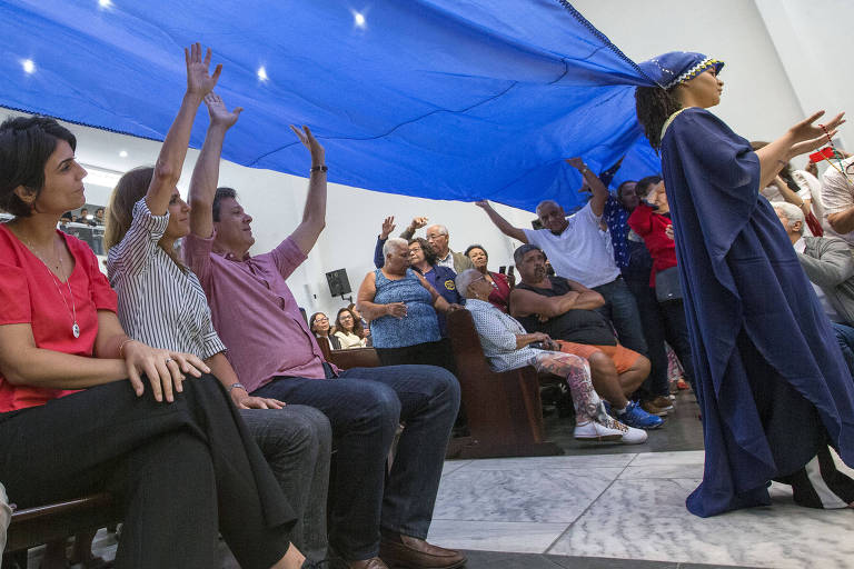 O Candidato do PT Fernando Haddad, a esposa Ana Estela e a vice Manuela D'Ávila participam de missa no dia da celebração de Nossa Senhora Aparecida na Igreja Santos Martires, no Jardim Ângela, zona sul de São Paulo 