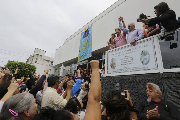 O Candidato do PT Fernando Haddad discursa depois da missa no dia da celebração de Nossa Senhora Aparecida, na Igreja Santos Martires, no Jardim Ângela zona sul de São Paulo 