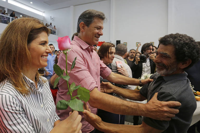 O Candidato do PT Fernando Haddad e a esposa Ana Estela cumprimentam eleitor depois da missa no dia da celebração de Nossa Senhora Aparecida, na Igreja Santos Martires, no Jardim Ângela zona sul de São Paulo 