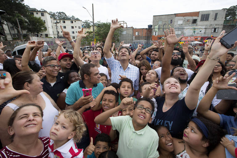O candidato Fernando Haddad (PT) durante encontro com Coletivos Culturais Periféricos no Terreno da Cultura, na zona oeste de São Paulo
