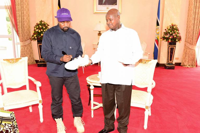  Kanye West autografa tênis ao lado do presidente de Uganda, Yoweri Museveni, em Entebbe 