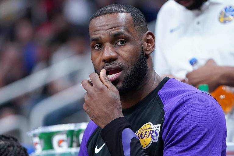 LeBron James no banco de reservas em jogo de pré-temporada do Los Angeles Lakers