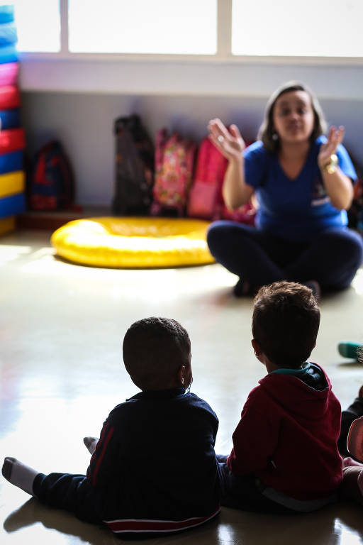 Professoras dão aula para turma de crianças na creche Kandinsky, no Sacomã, zona sul de São Paulo