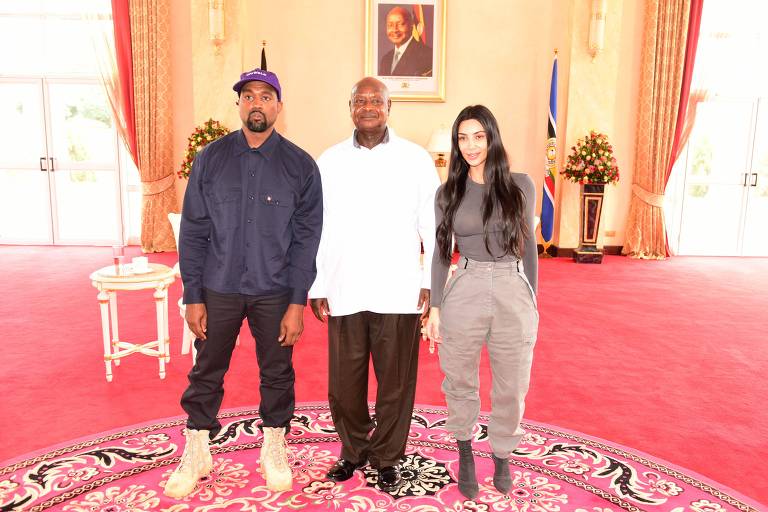 Da esq. para dir., Kanye West, o presidente de Uganda, Yoweri Museveni, e socialite Kim Kardashian