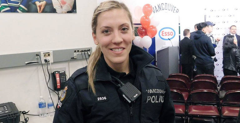 A estrela do hóquei canadense que trabalha como policial