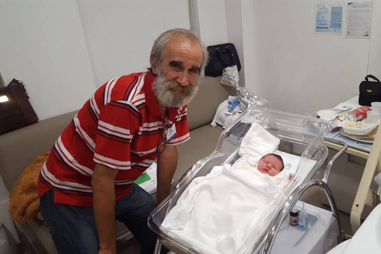 Luiz Carlos, o Barba, com a neta recém-nascida