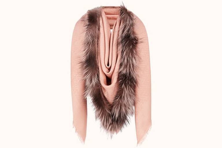Cachecol rosa da grife Fendi parece uma vagina