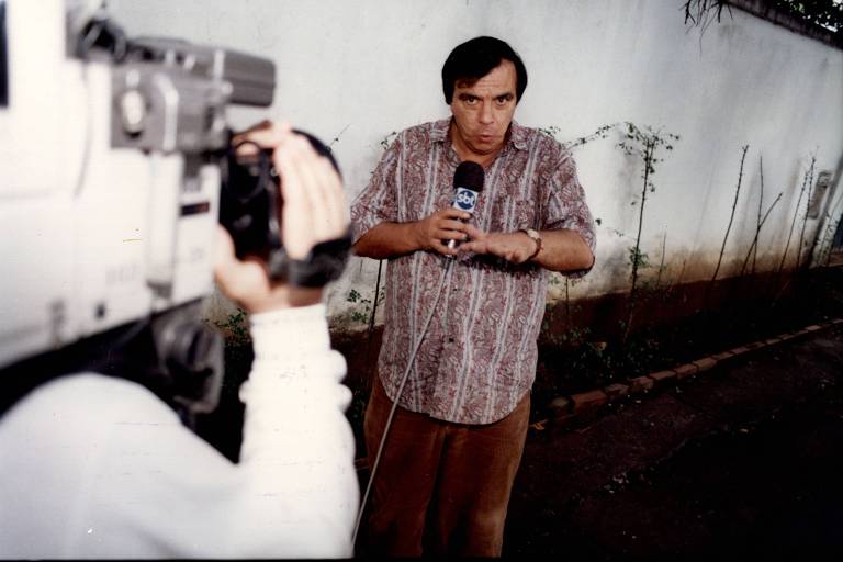 Gil Gomes posa para foto durante preparação do seu programa "Aqui Agora"