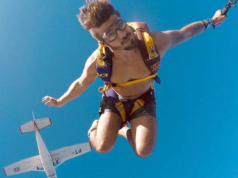 Caio Castro pula de paraquedas na Espanha