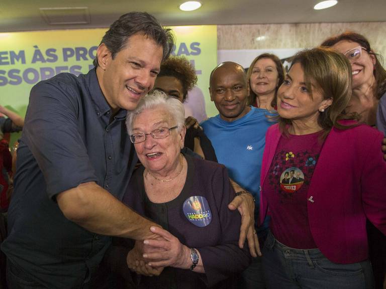 O candidato Fernando Haddad (PT) cumprimenta a deputada federal Luiza Erundina em encontro com professores na APEOESP, durante as comemorações do dia do Professor, em São Paulo