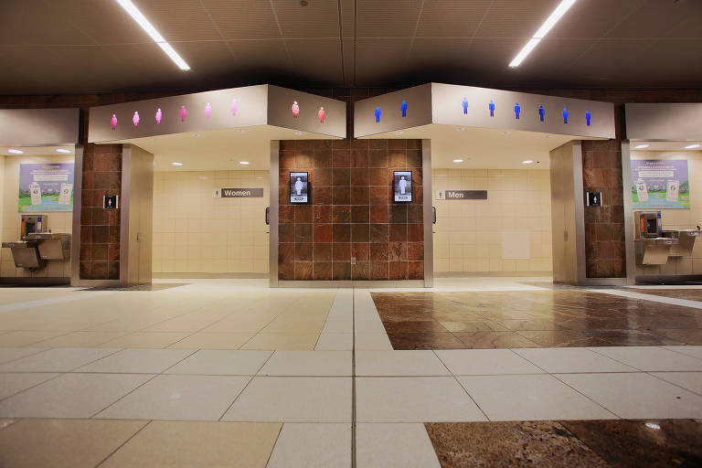 No alto, entrada do banheiro do Aeroporto Internacional Hatsfield-Jackson, de Atlanta (EUA), que pode ser avaliado pelos usuários 