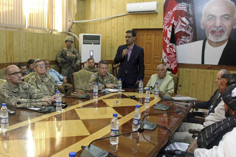 O general americano Scott Miller (terceiro sentado da esq. para a dir), e o governador de Kandahar, Zalmay Wesa (no centro), durante reunião; o ataque ocorreu quando as autoridades deixavam o local