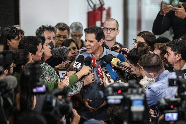 O candidato Fernando Haddad (PT) durante reunião com sindicalistas em São Paulo