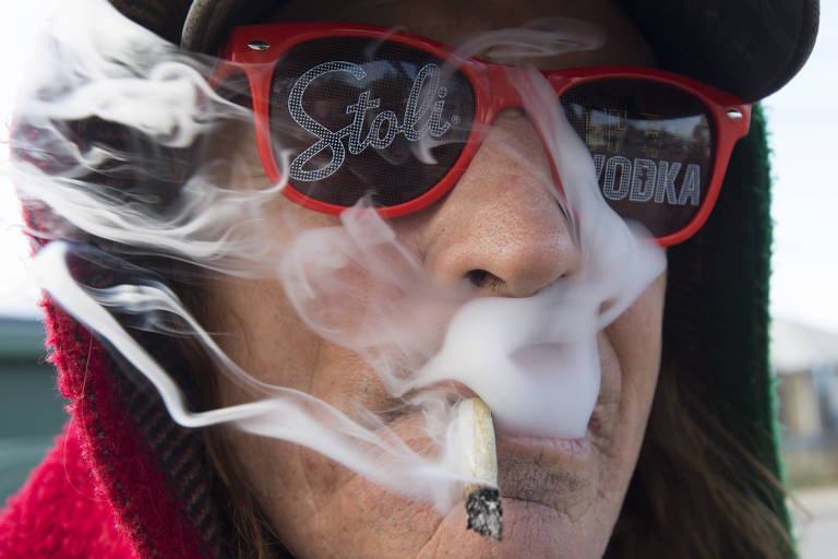 Homem fuma maconha no Canadá, que legalizou o consumo recreativo da droga
