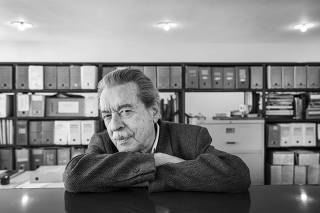 Retrato do arquiteto Paulo Mendes da Rocha em seu escritorio na rua Bento Freitas em Sao Paulo. Paulo Mendes fara 90 anos ainda esse ano