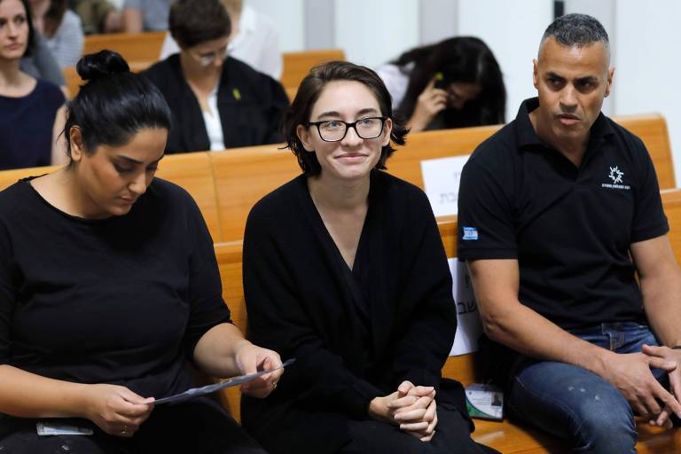 A estudante americana Lara Alqasem durante sessão na SUprema Corte israelense nesta quarta (17) 
