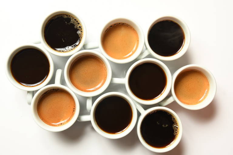 Várias xícaras de café vistas de cima. Alguns trazem café espresso, com uma creme marrom; outras têm café coado, de cor mais escura