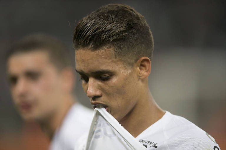 Pedrinho lamenta a derrota do Corinthians para o Cruzeiro na final da Copa do Brasil de 2018; naquele jogo, ele teve um gol anulado pelo VAR