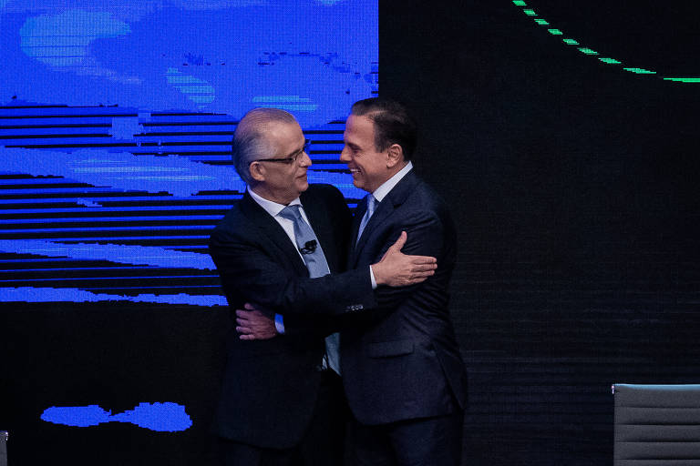 Os candidatos Márcio França (PSB) e João Doria (PSDB) se cumprimentam antes do debate dos candidatos ao Governo de São Paulo, no estúdio da Band, em São Paulo