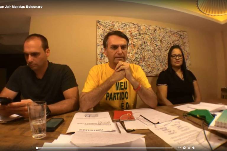 Jair Bolsonaro durante transmissão no Facebook