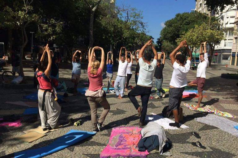 Projeto leva ioga para moradores de rua e de apartamentos, no Rio