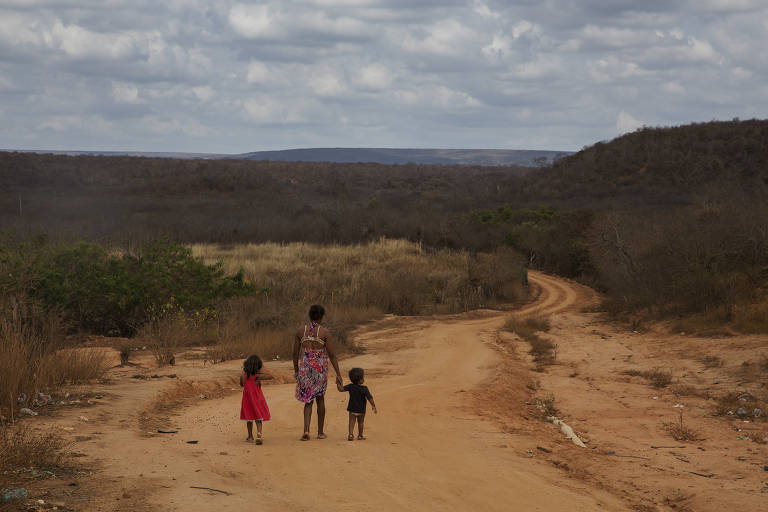 Moradores caminham por uma rua no povoado de Lagoa do Baixão, na zona rural de Guaribas