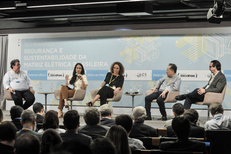 Mesa de debates do seminário Segurança e Sustentabilidade da Matriz Elétrica Brasileira, no auditório da Folha, em São Paulo