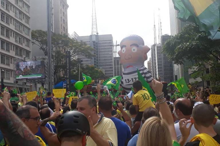 Manifestantes erguem pixuleko, boneco que faz alusão a Lula com roupa de presidiário, em ato pró-Bolsonaro na Paulista