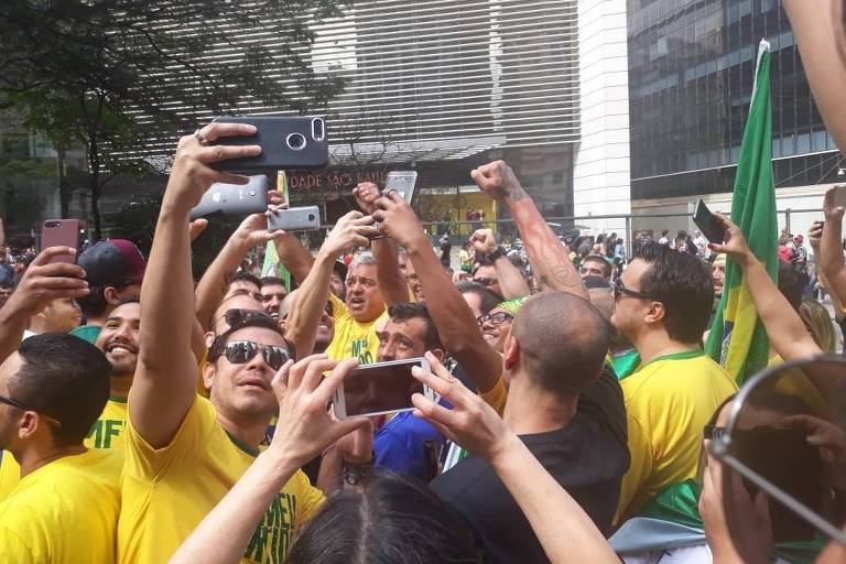 Manifestantes pró-Bolsonaro tentam tirar foto com o senador eleito Major Olímpio (PSL-SP)