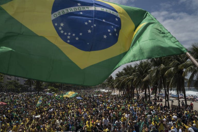 Manifestação favorável a Jair Bolsonaro na praia de Copacabana, no Rio de Janeiro